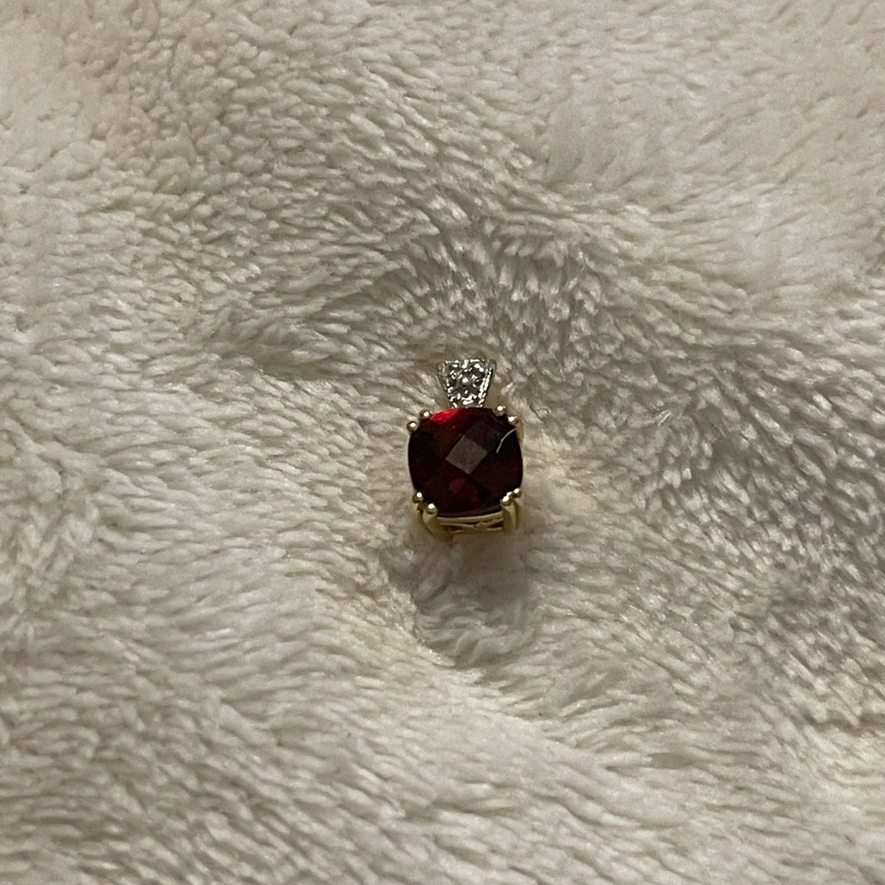 14k yellow gold genuine garnet pendant
